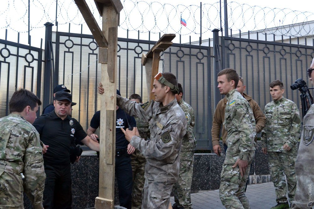 К консульству России в Одессе доставлены виселицы: активисты настроены действовать решительно