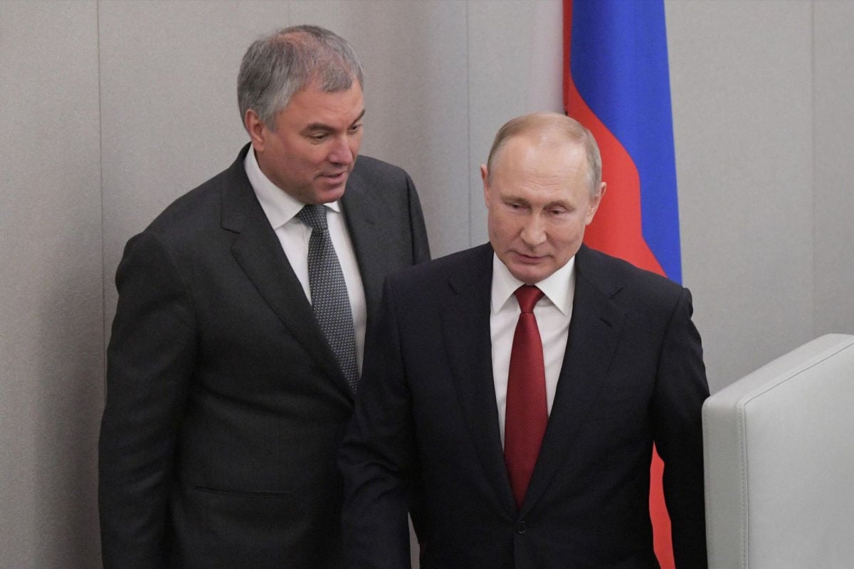 Неловкий финал: Володин скандировал "Путин — победа", а депутаты отмолчались