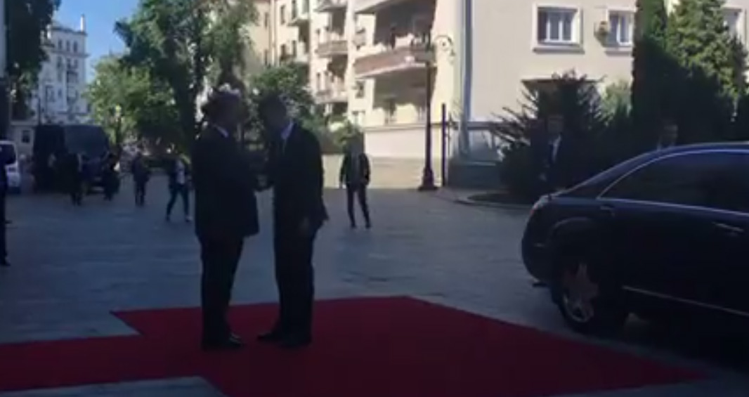 Порошенко встретил генсека НАТО Столтенберга в Киеве – начались важные переговоры - кадры