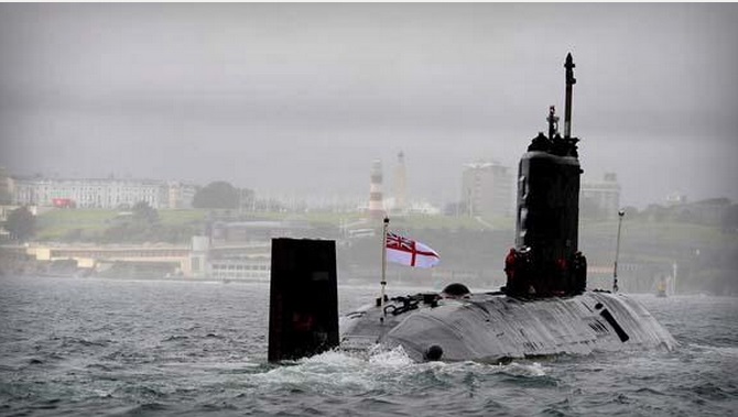 Британская подводная лодка напоролась на дрейфующую льдину при слежке за российскими кораблями 