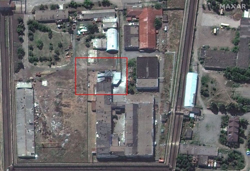 Россияне взорвали барак с пленными изнутри: Maxar опубликовала спутниковые снимки колонии в Еленовке