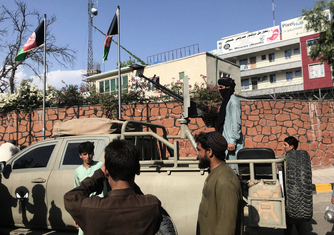Нынешний Кабул, захваченный талибами: люди пропали с улиц, не работают ТРЦ и банки