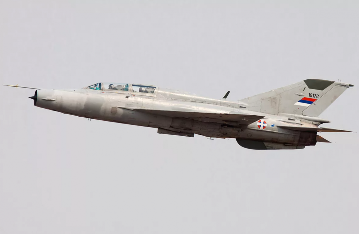 Истребитель "МиГ-21" рухнул посреди двора в Сербии: детали происшествия