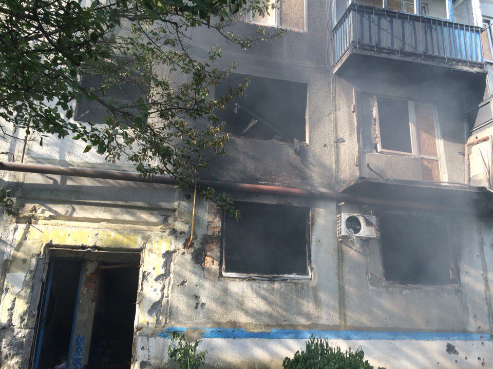 В Красногоровке снаряд боевиков попал в многоэтажку - пострадала женщина