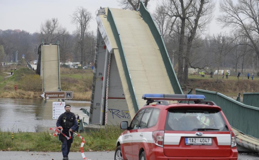 В Праге рухнул мост с людьми: состояние некоторых раненых крайне тяжелое, - подробности и кадры с места обрушения