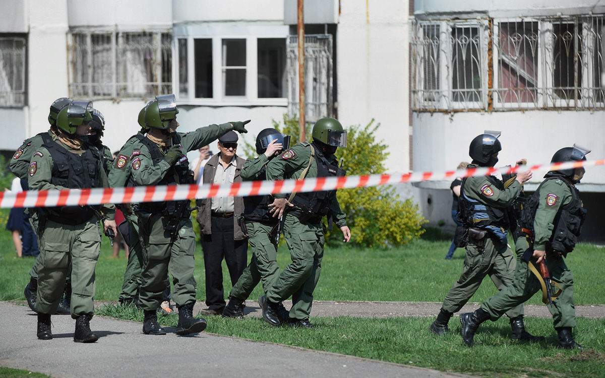 Казанский стрелок пытался попасть в классы под видом полицейского: "Стучал, кричал и требовал выйти"