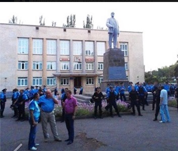 Очевидцы: в Кривом Роге пытаются повалить памятника Ленина. Милиция противостоит