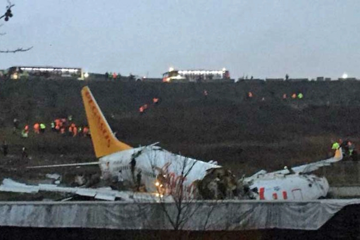 В Стамбуле самолет с 177 пассажирами разорвало на части при посадке: первые кадры с места ЧП