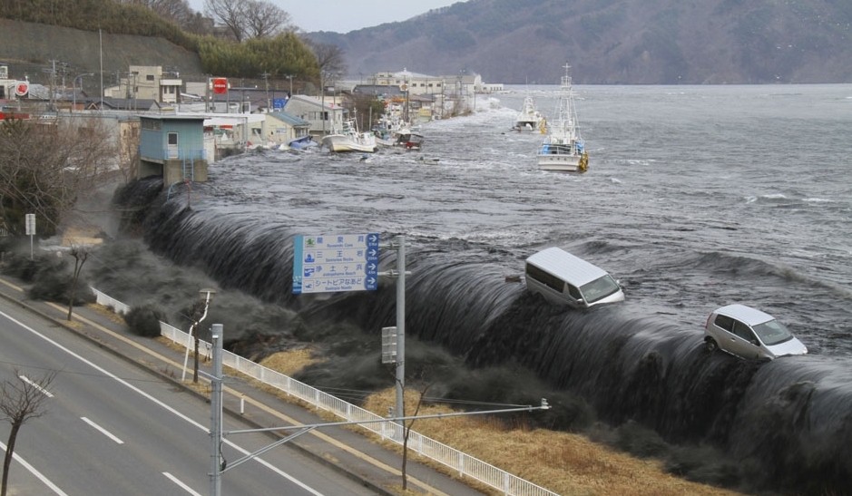 Тяжелые последствия землетрясения в Японии: на Сендай и Сома обрушилось сильнейшее цунами высотой в 1,4 метра - около трех тысяч людей эвакуированы
