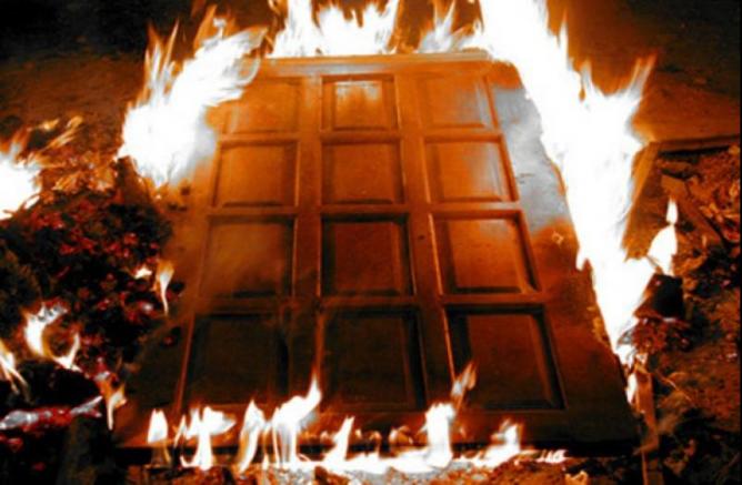 Страшная расправа над жительницей России: в Свердловской области мужчина сжег соседку из-за тараканов в общежитии, шансов спастись у несчастной не было