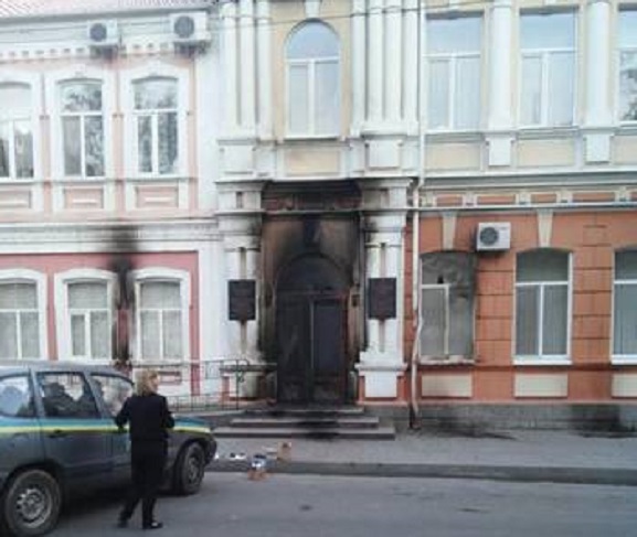 Появились первые фото с места пожара в горсовете Мелитополя: нападение совершили несколько человек, забросав здание бутылками с горючей жидкостью