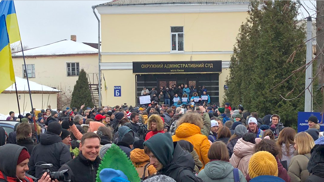 Митинг в поддержку Супрун возле суда в Киеве: Мосийчука встречала криками "Позор" огромная толпа людей - кадры