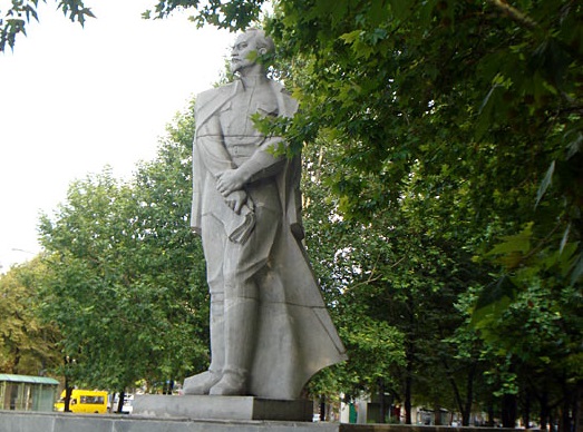 В Запорожье пытаются свалить памятник Дзержинскому: активисты вступили в спор с милицией