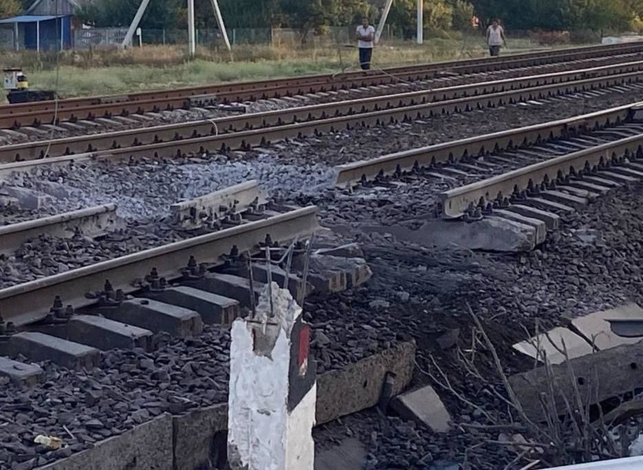 Под Мелитополем взорвана железная дорога: участок движения на Херсон перерезан - СМИ