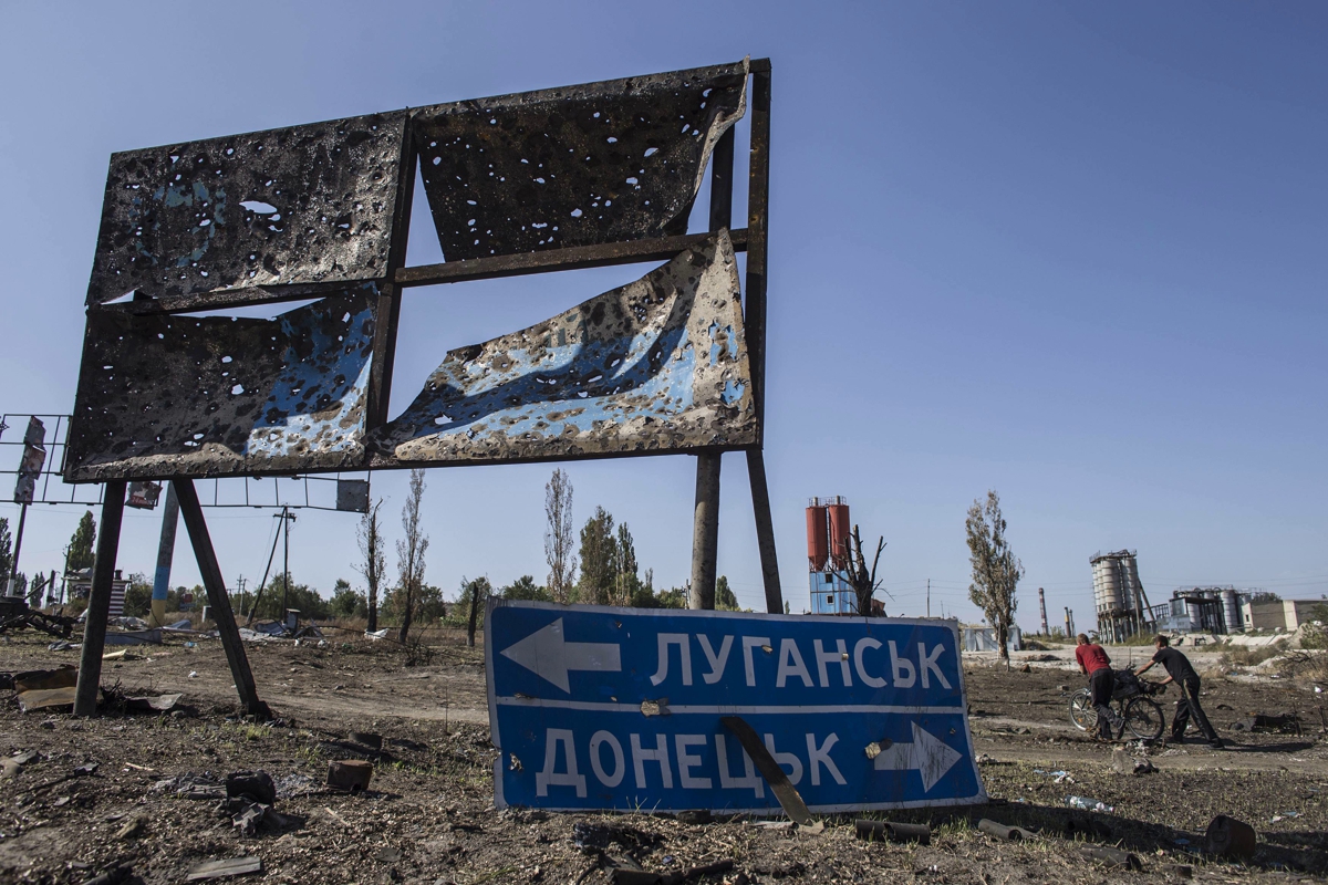 Боевики стягивают танки и БТР к двум участкам на передовой Донбасса, все серьезно - источник