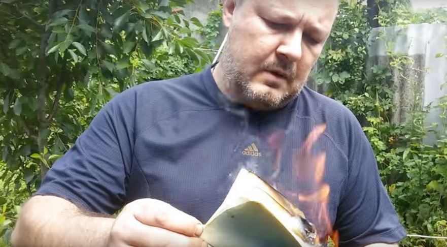 Тяжело жилось с "монстрами" в Украине: мужчина не смог побороть галлюцинации и демонстративно сжег украинский паспорт - кадры 