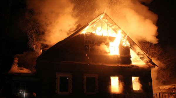 В Шостке сильный пожар полностью уничтожил дом: после 5 часов тушения спасатели наткнулись на 3 погибших