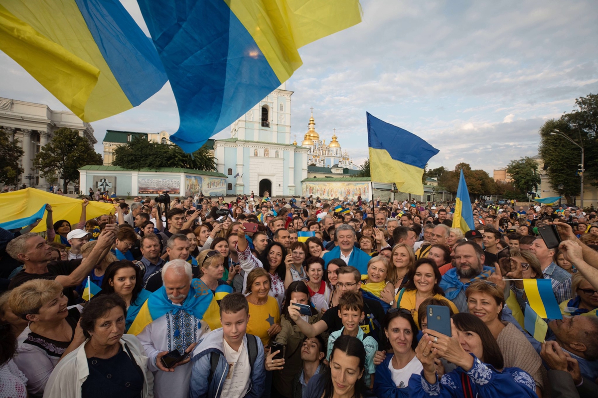 Тысячи украинцев с Порошенко устроили мощный флешмоб в Киеве - яркие кадры