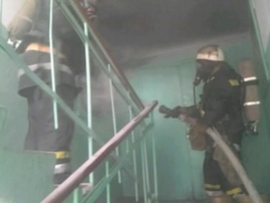 Подробности пожара в общежитии Николаева: оставленные без присмотра дети едва не сгорели при игре со спичками (кадры)