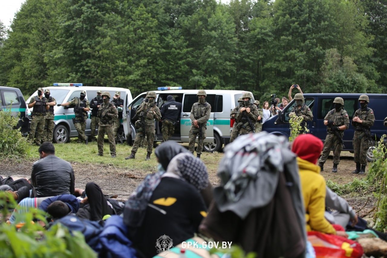 ​Беженцы применили на границе светошумовые гранаты – Польша выложила кадры