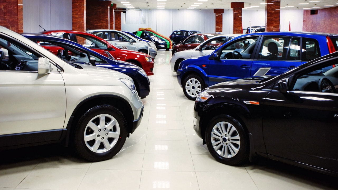 Полный провал, так больше нельзя: уровень продаж автомобилей в РФ упал почти на 80%