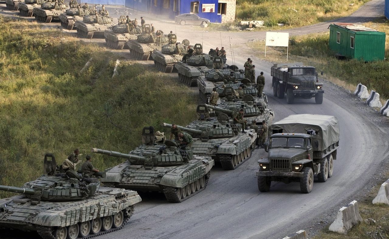 Россия отработала танковый прорыв в 80 км от границы с Донецкой областью: тревожное видео с бронетехникой из РФ 