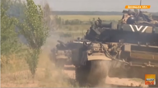 В любой момент отправиться на передовую и освободить Донбасс: танкисты ВСУ отрабатывают марш-бросок, готовясь отбить любую атаку врага, – кадры