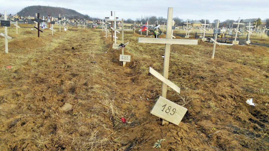 Сеть поражена крупным кладбищем российских боевиков "ДНР" в Комсомольском: "Кресты над могилами неизвестных"