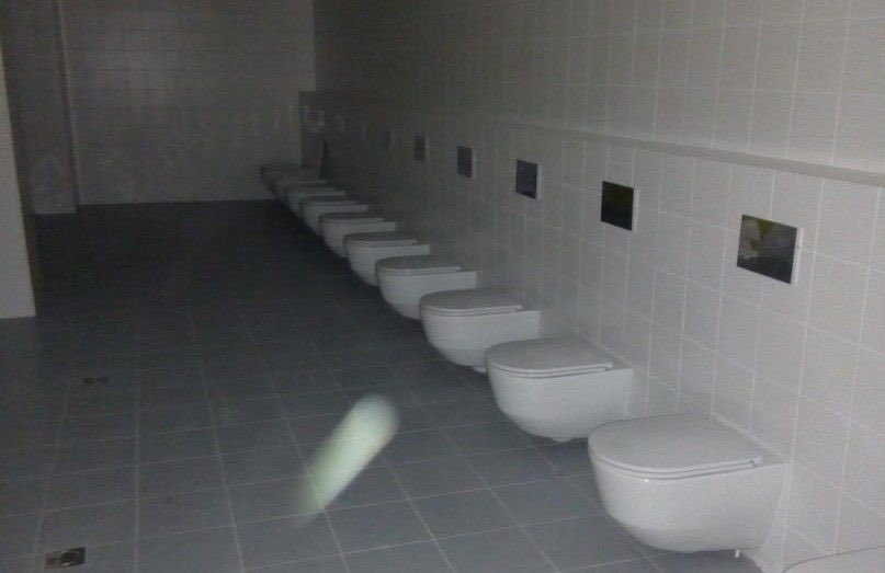 Можно было ведра в ряд поставить: в Сети высмеяли фото туалета одного из стадионов к ЧМ-2018 в России - кадры