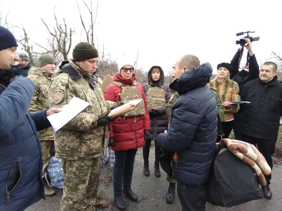Украине впервые передали заключенных из "Л/ДНР" - подробности