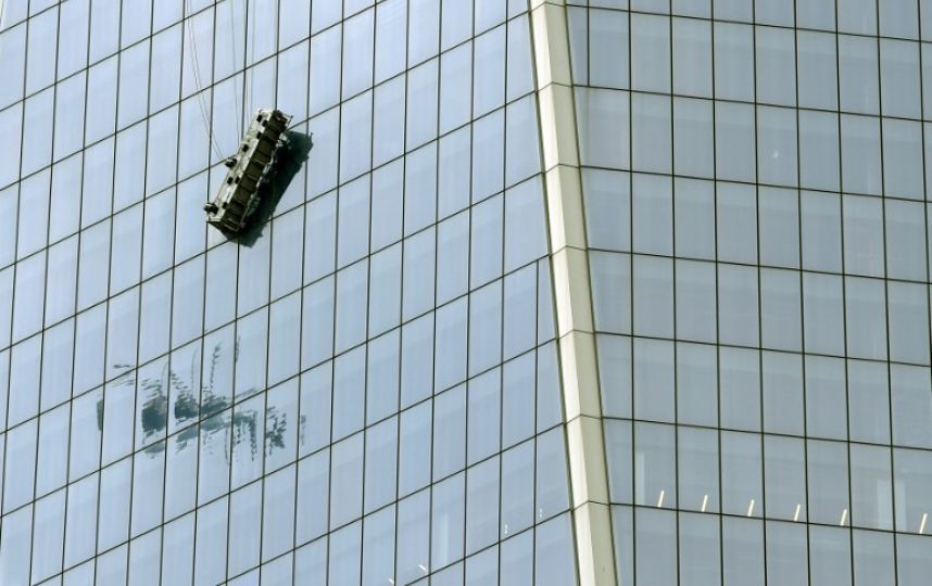 В США мойщик окон выжил после падения с 11 этажа