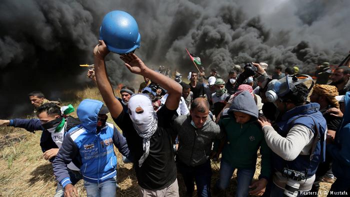 Столкновения на границе сектора Газа: нарушители спокойствия жгут покрышки и демонстрируют израильтянам флаг со свастикой – кадры