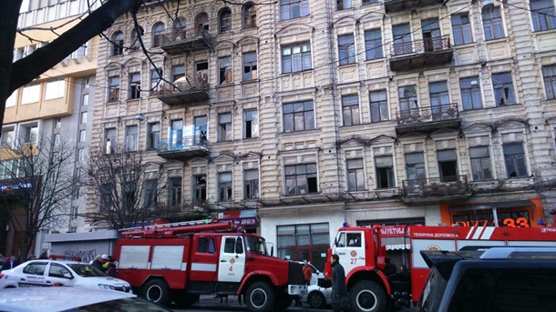 В центре Киева рухнуло здание: десятки человек находятся под завалами