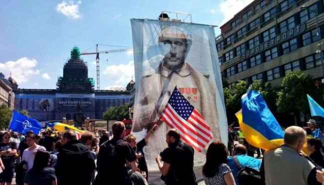 ​В Чехии "Ночных волков" поджидал сюрприз: "шакалов" с позором встретили непристойными жестами пражане с флагами Украины и США
