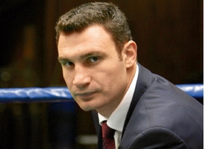 Не рассчитал силы: во время встречи с Валенсой Виталий Кличко ударился об икону