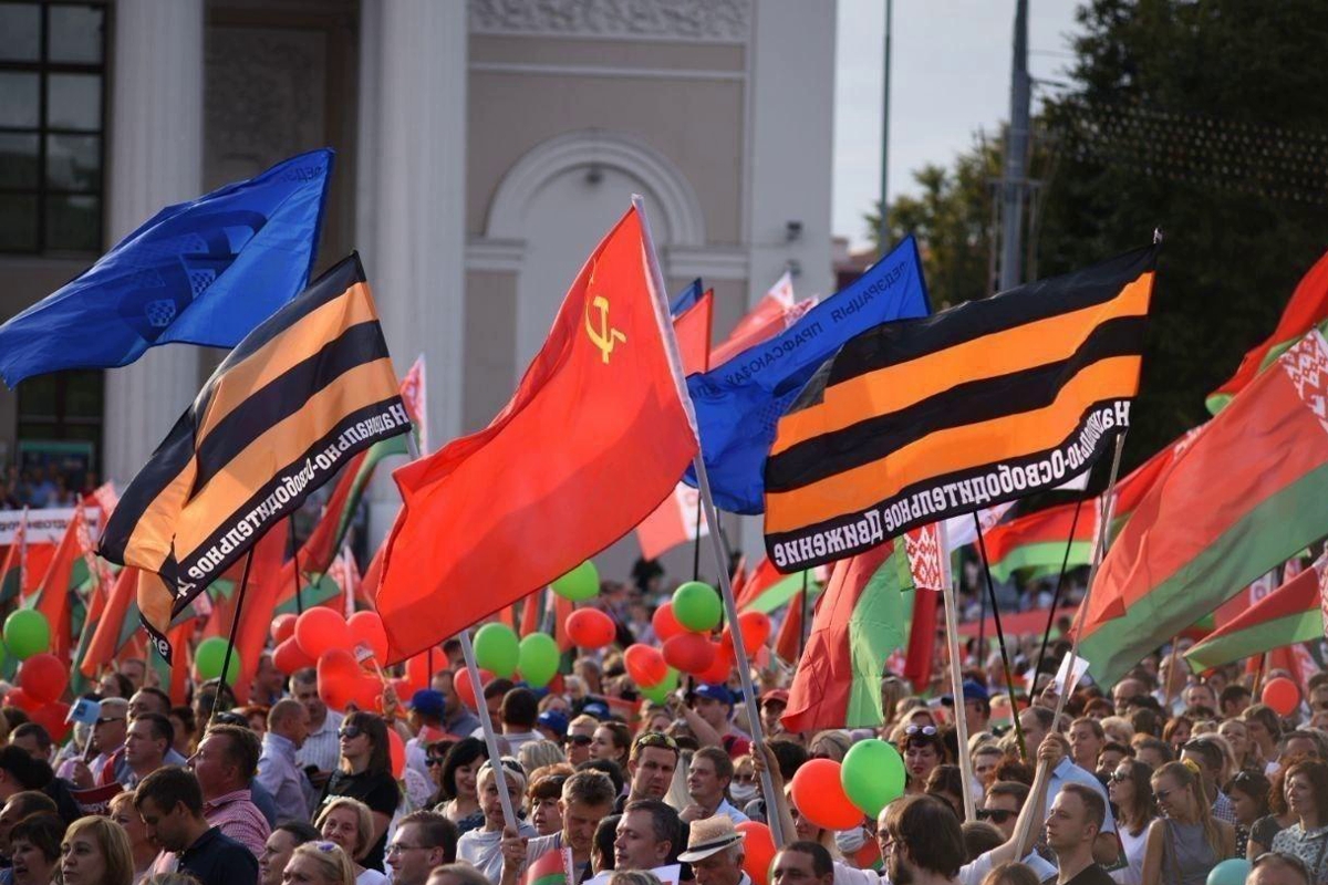На митинге в поддержку Лукашенко в Гомеле заметили символ агрессии РФ против Украины