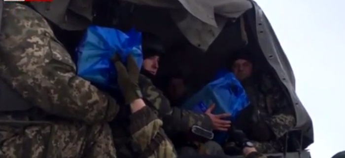 Ротация в аэропорту Донецка: ДНР подарили "киборгам" сухпайки к Рождеству, а "киборги" вручили ДНРовцами мешок с подарками