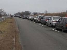 Из-за обстрелов террористов в Донецком направлении затруднен проезд через многие КПП