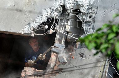 В Донецке пострадал пятиэтажный дом: залетело три снаряда