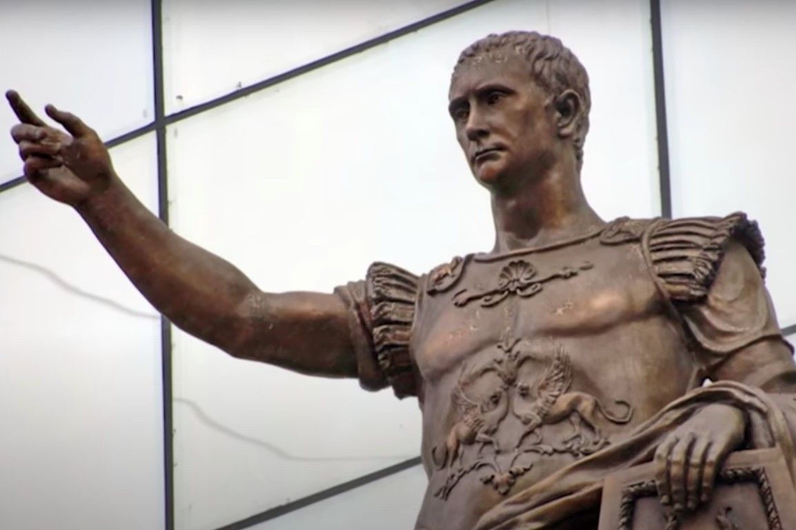 ​Россия бунтует: в Петербурге обстрелян памятник Путину в образе римского императора