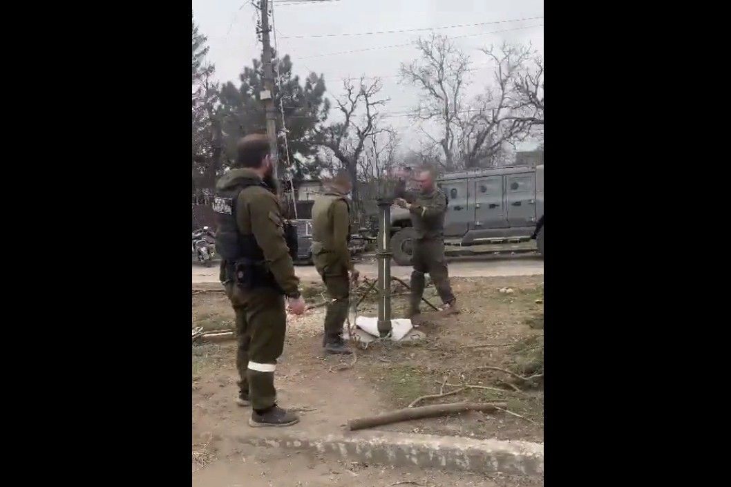 ​"Рабы в деле", – в Сети обсуждают видео, как военные России "обслуживают" TikTok-войска Кадырова