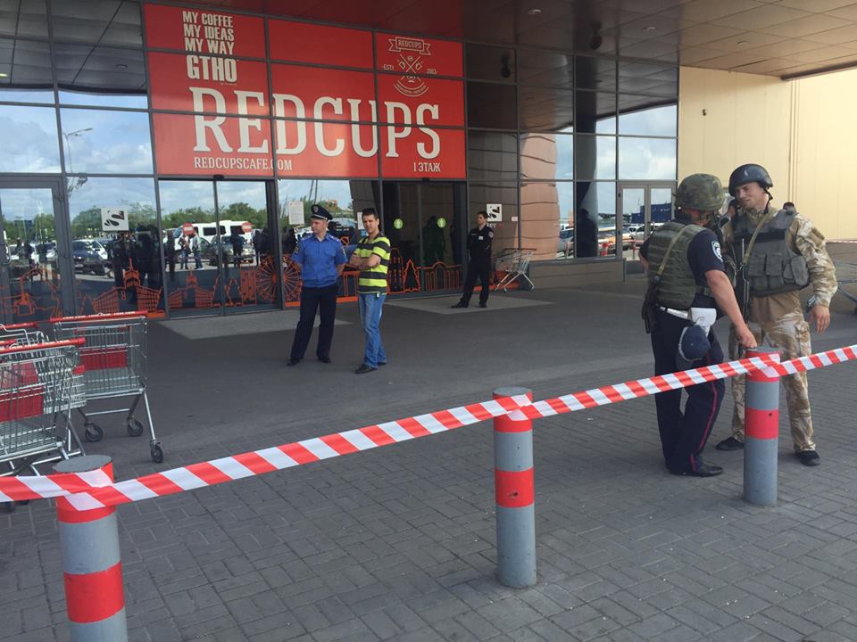 Посетителей "ПортCity" в Мариуполе эвакуируют в срочном порядке: силовики получили информацию о минировании ТРЦ