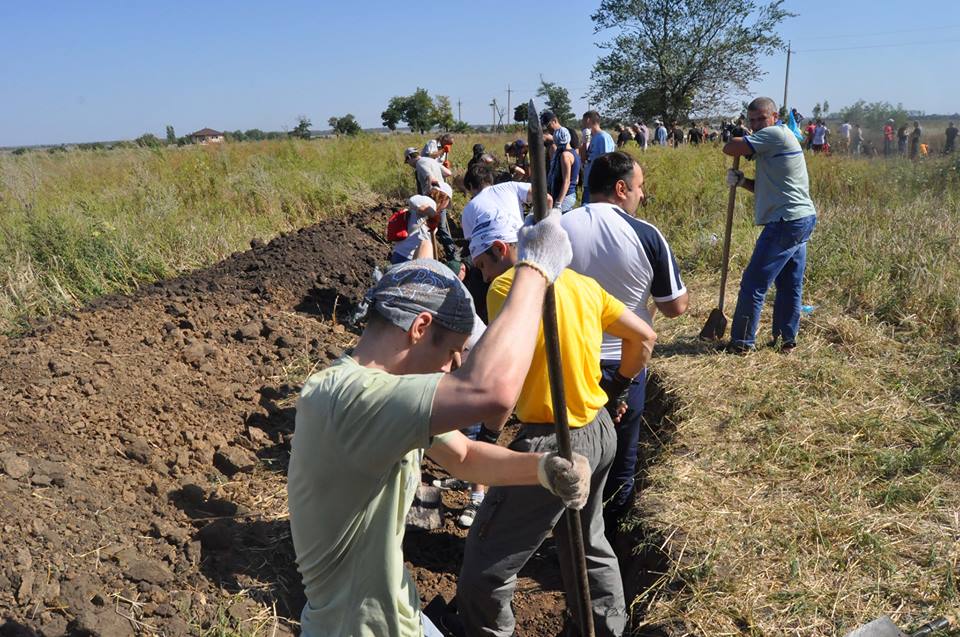 Жители Запорожья копают окопы в ожидании нападения со стороны России