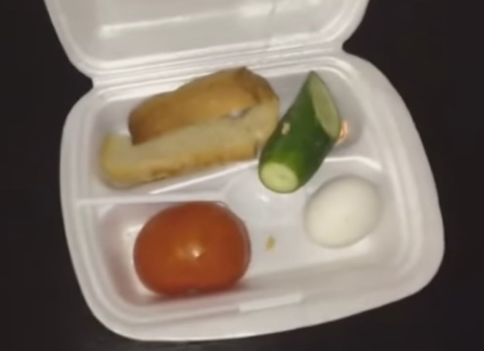 "Да у меня кошки с собаками и то лучше едят!": два куска хлеба, куриное яйцо, паштет и леденец на десерт – интернет шокирован обедом российских полицейских, опубликованы кадры