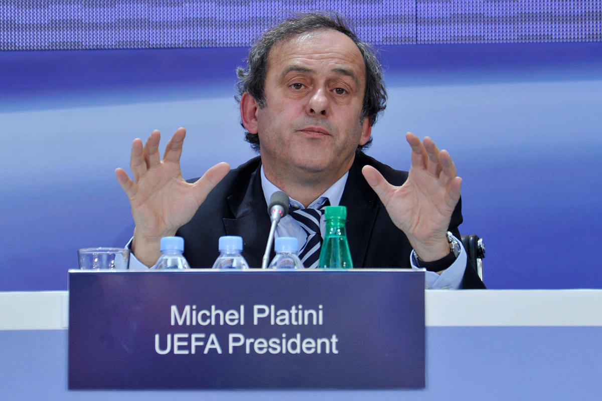 Мишель Платини разрешит судьям удалять футболистов на 5-10 минут
