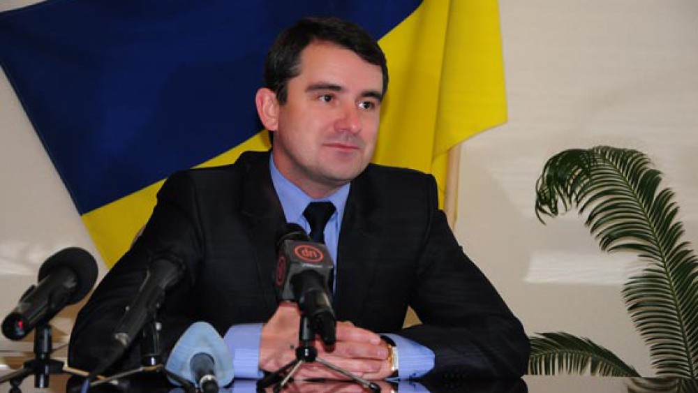 Активисты под крики "Ганьба" устроили ледяной "душ" мэру Славянска 