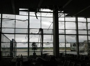 Филатов: ситуация в донецком аэропорту сложная, но паниковать не нужно