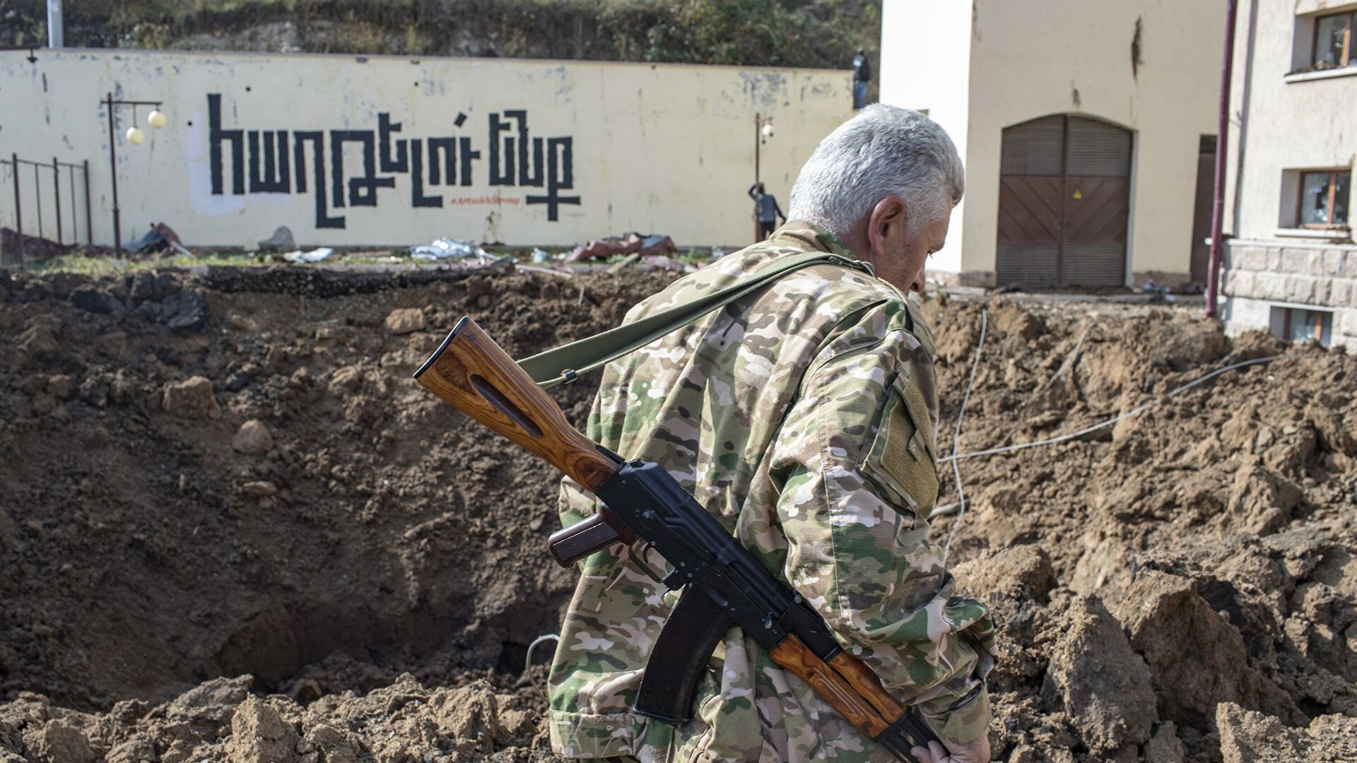 Армия Азербайджана перерезает ключевую трассу Карабаху у Шуши - идут "бешеные" бои