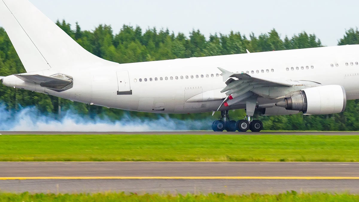В РФ у Boeing проблемы - самолет с пассажирами загорелся на взлетно-посадочной полосе