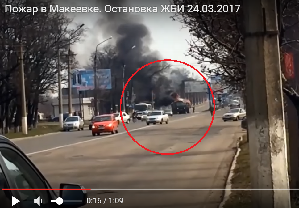Под Донецком загорелся военный "Урал" боевиков "ДНР" с полным кузовом снарядов: очевидцы опубликовали видео горящего грузовика